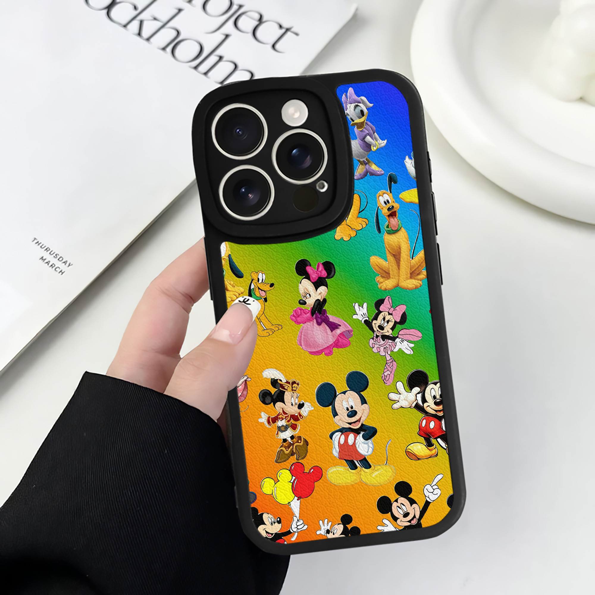 （画像用） ミッキーマウス Mickey Mouse 【iPhone 16シリーズ対応】シリコンスマホケース（レザー調） 材質：シリコン